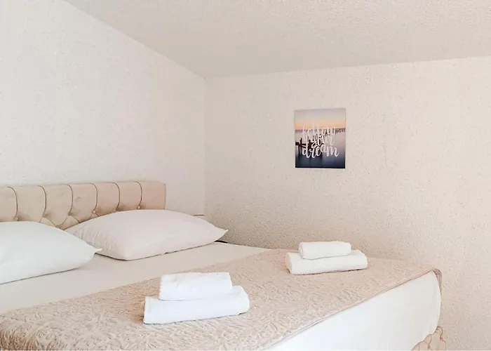 Apartman In With House Sea View *